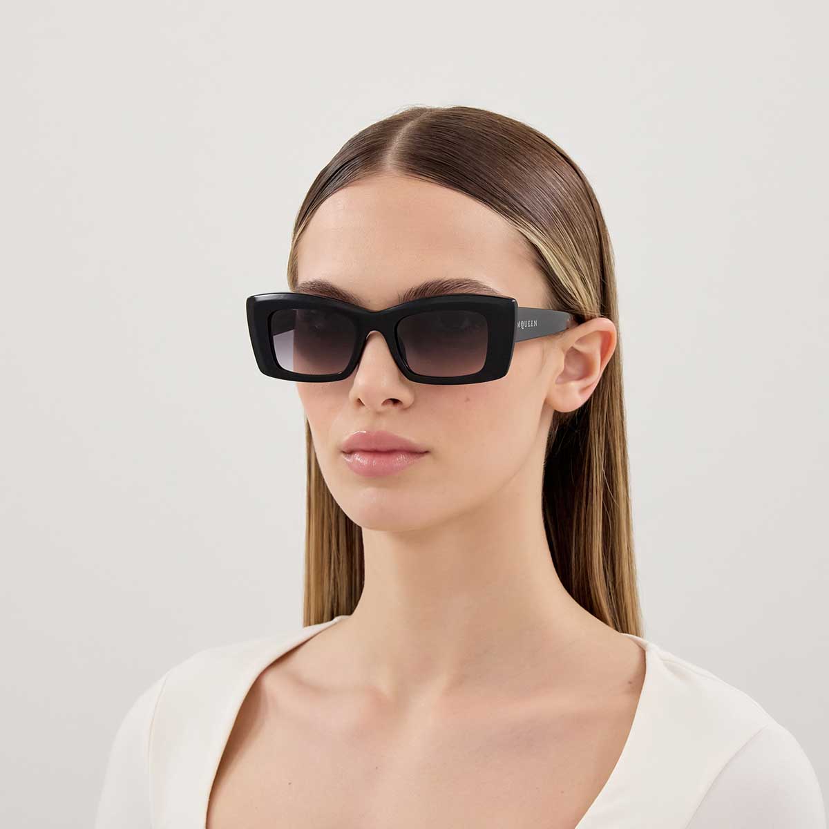 Alexander McQueen Occhiali da Sole AM0526S 001 Nero/Grigio Donna 4