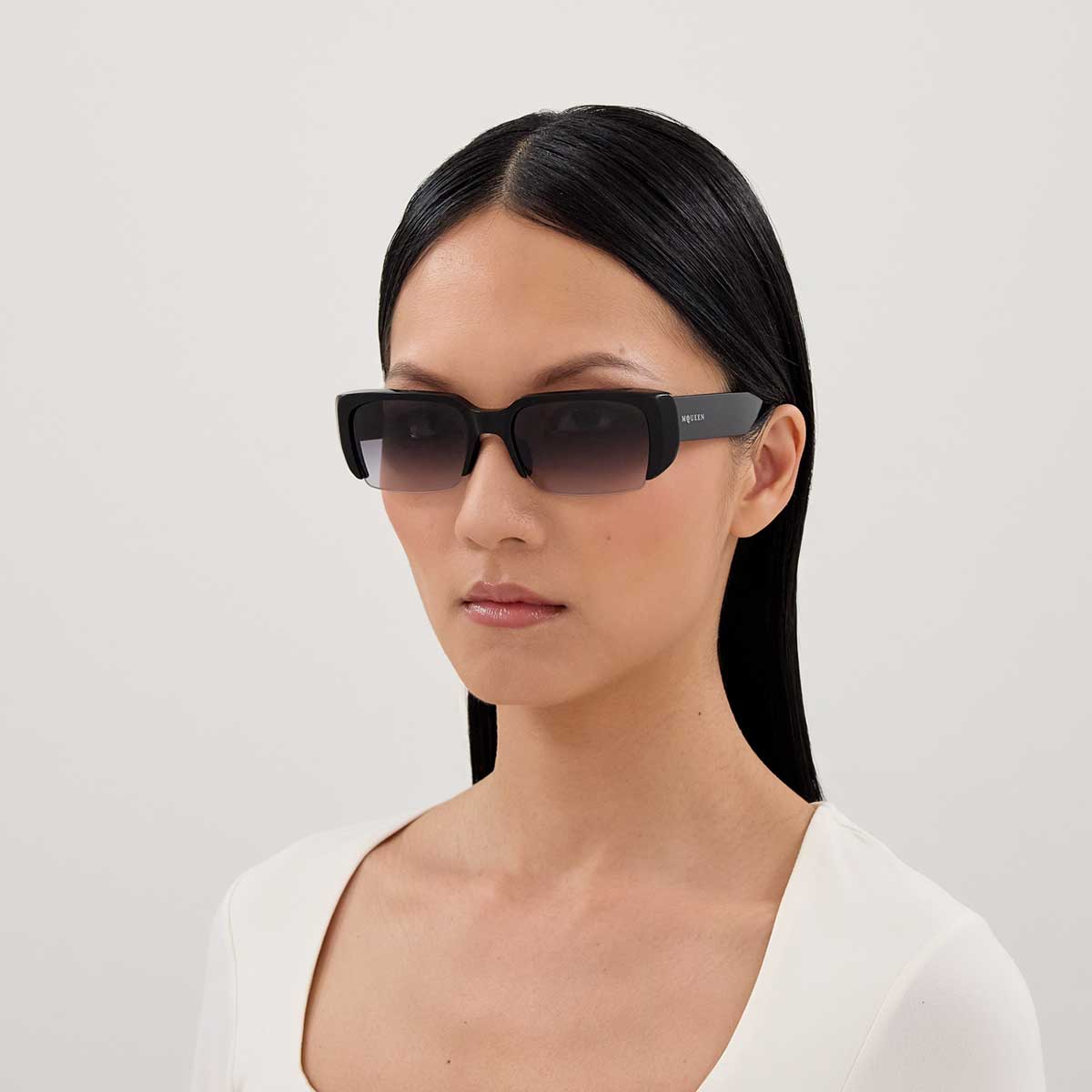 Alexander McQueen Occhiali da Sole AM0532S 001 Nero/Grigio Unisex 4