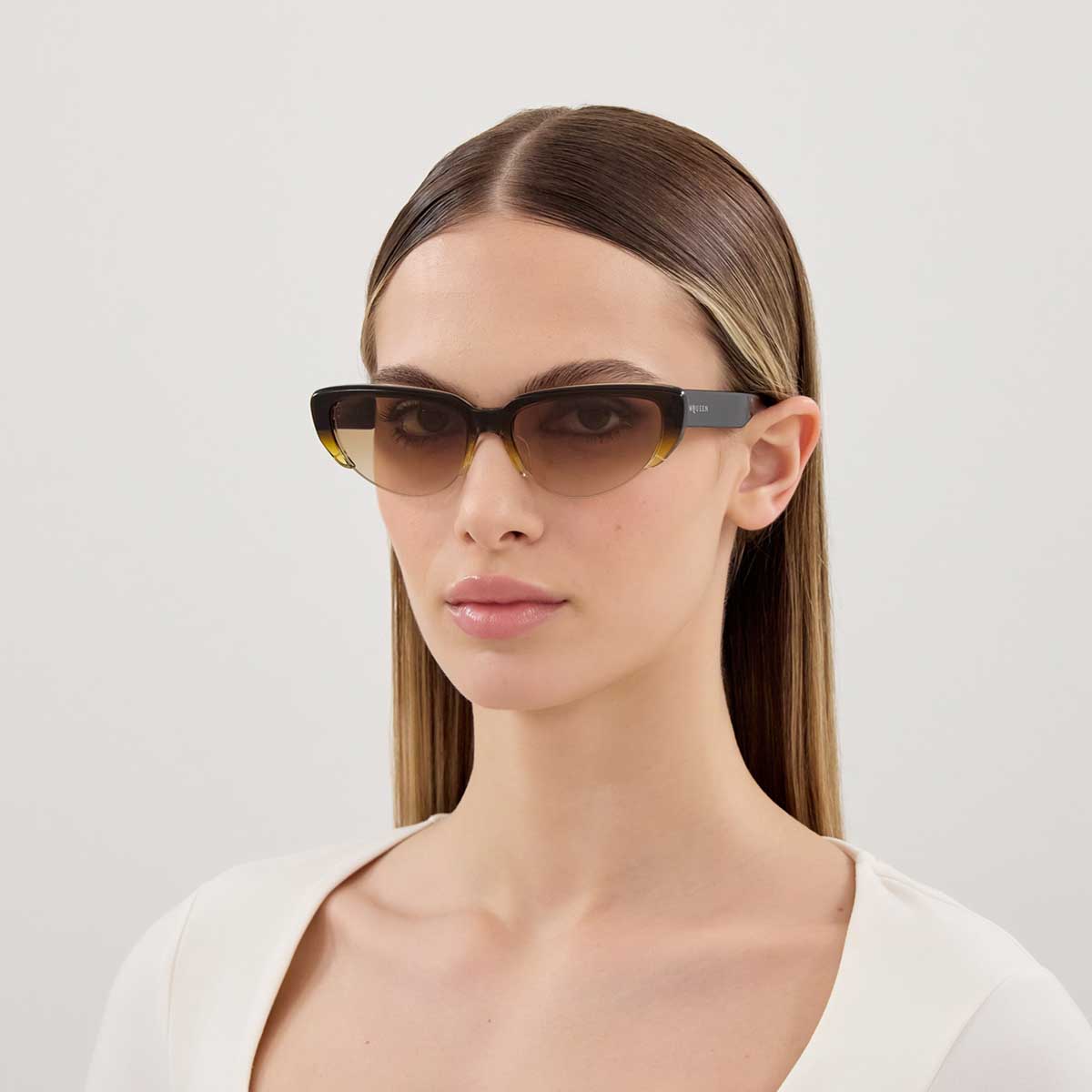 Alexander McQueen Occhiali da Sole AM0533S 003 Giallo/Marrone Donna 4