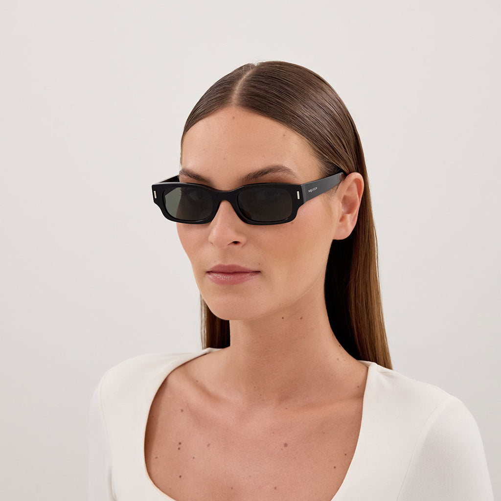 Alexander McQueen Occhiali da Sole AM0549S 001 Nero/Grigio Donna